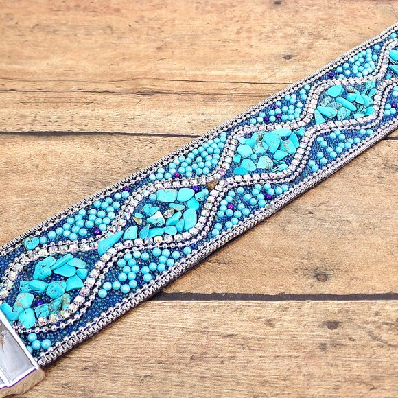 Turquoise stone wide bracelet with rhinestones, stone chips and chain edge - Picture 9 of 9